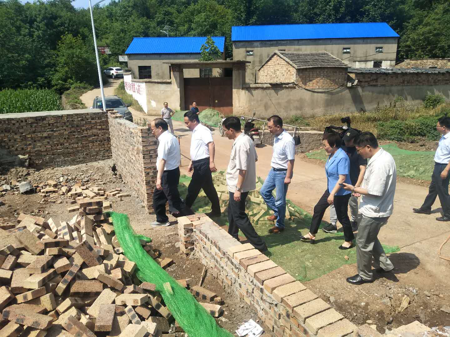 沈強帶隊進入現(xiàn)場.jpg 沈強帶隊進入現(xiàn)場.jpg